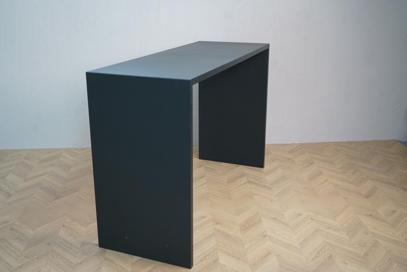 Duba højbord i sort med linoleum bordplade set skråt fra siden